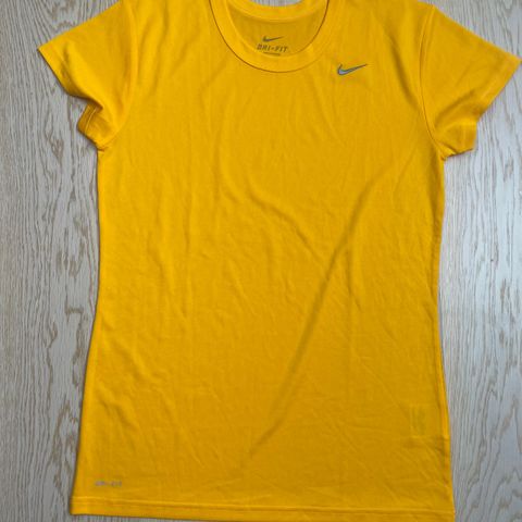 Nike t-shirt gul str M