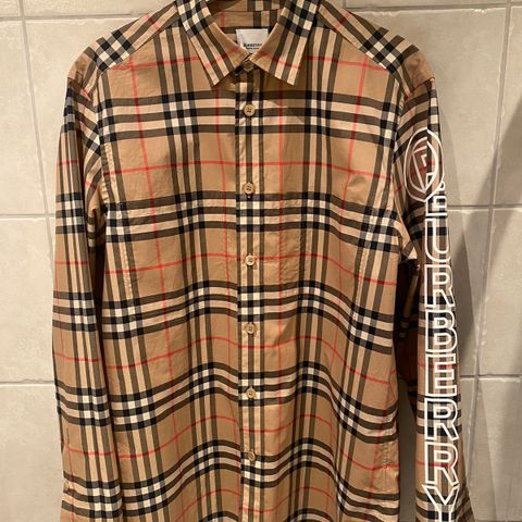 Burberry skjorte brukt en gang i str. M.  3500kr.