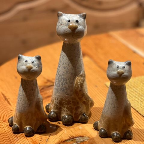 Tre søte katter i keramikk