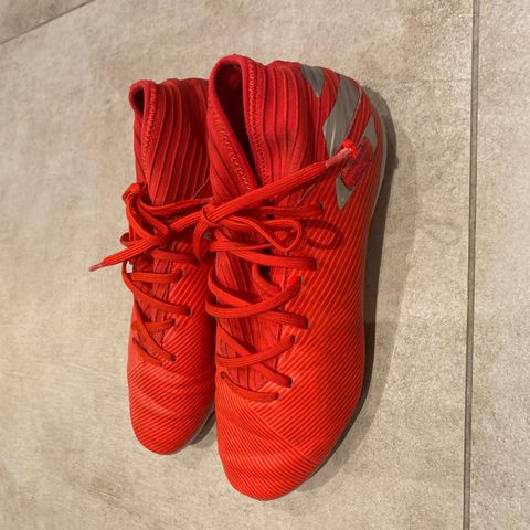 Adidas Nemeziz fotballsko str 38. Må hentes.