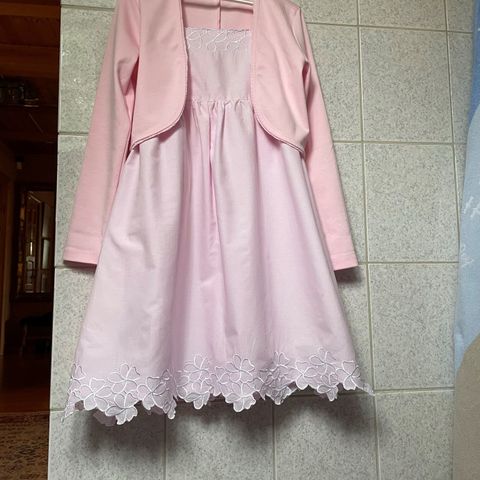 Str 12-14 år Søt rosa kjole m/hvite blomsterbroderier og bolero fra Wow, selges