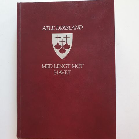 Bok. Atle Døssland. Med lengt mot havet. Innb. Det Norske Samlaget, Oslo 1990.