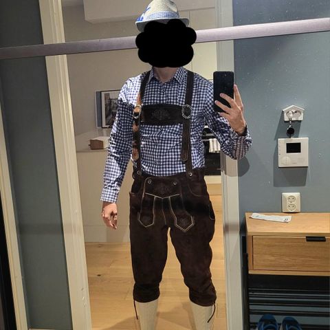 Utleie - mørk brun lederhosen, skjorte, sko, sokker og hatt