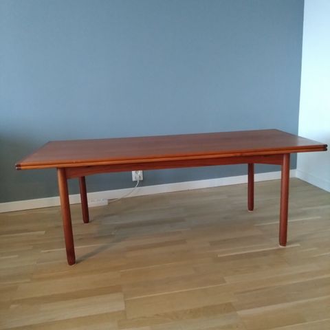 Meget pent design bord i  teak, bordet kan endes fra salongbord til spisebord.