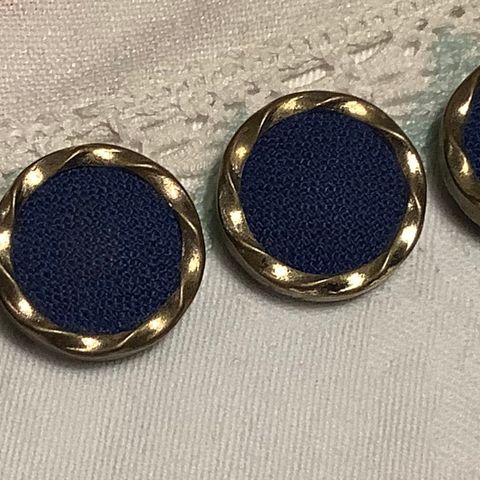 4 stk sjeldne, vintage knapper. Astor 32, med messingkant. Ø 2,1 cm
