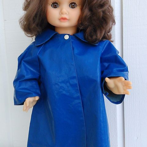 Dukkeklær: Blå gammel regnfrakk vist på dukke ca. 55 cm lang.