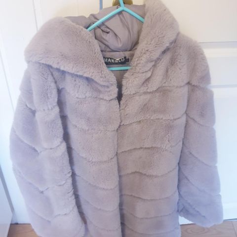 Elegant vinterjakke i fin pels for salg!
