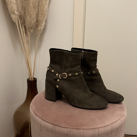 Superkule boots med fine detaljer, fra Italia