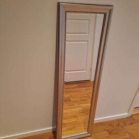 Speil i fin ramme 130.40 cm for kr. 400