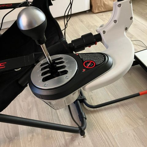 Playseat challenge-shifter holder