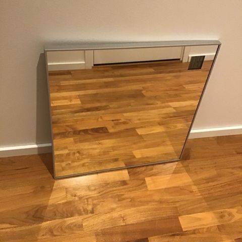 Veggklokke/ Digitalklokke i speil fra IKEA for kr. 400