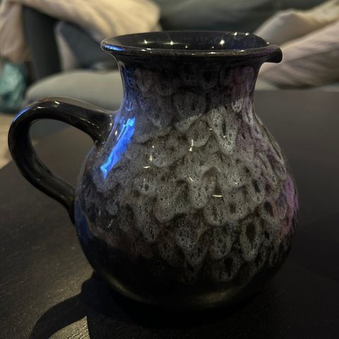 Mørk grå/blå mugge i keramikk