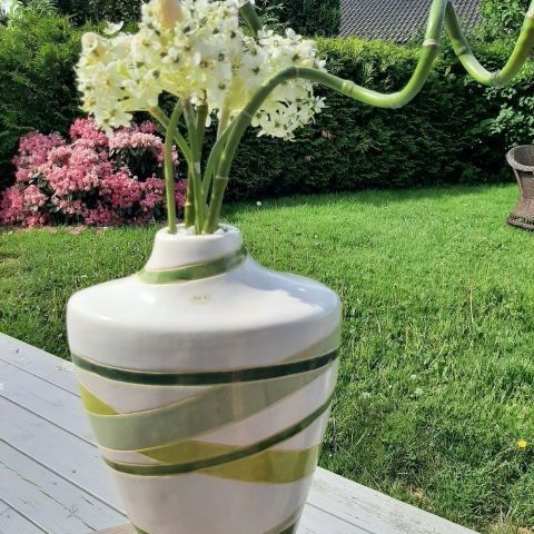 Stor fin vase med pynt