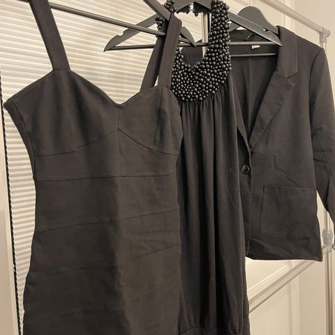 Klespakke: to sorte kjoler og en blazer/dressjakke