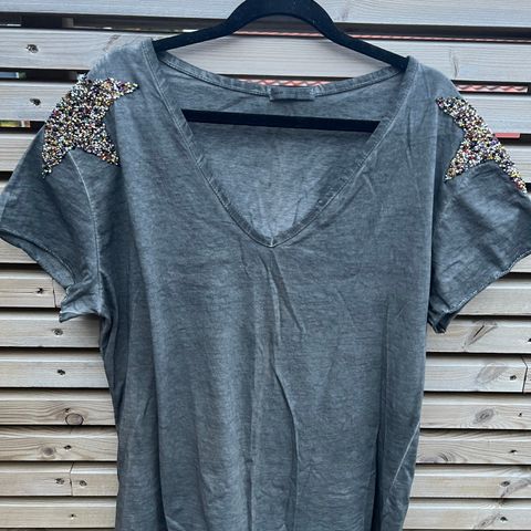 New Collection m bling dekor 🤍 T-skjorte i  one size
