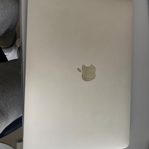 Macbook air modell 2019 8GB RAM og 250Gb SSD Hardisk.