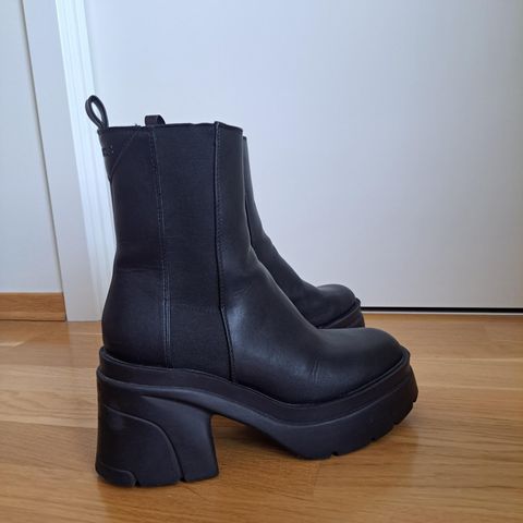 Women's ankle boots GUESS