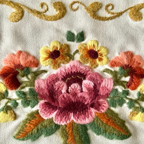 Nydelig vintage brodert putetrekk i ull