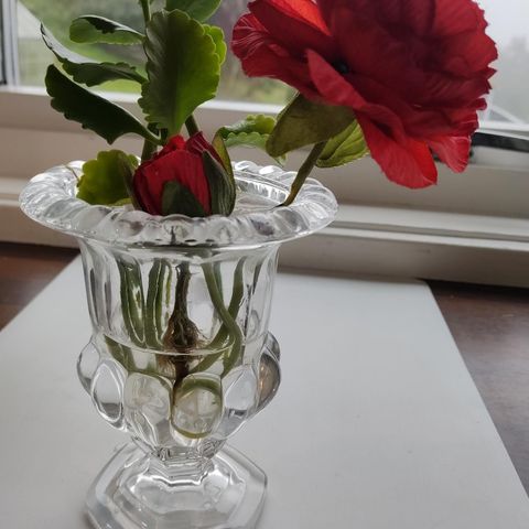 Nydelig glass vase i presset glass.