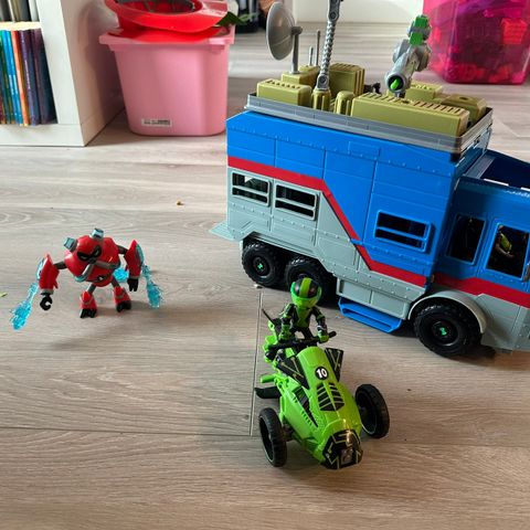 Ben 10 -rustbucket campingbil med 3 figurer og ekstra motosykkel