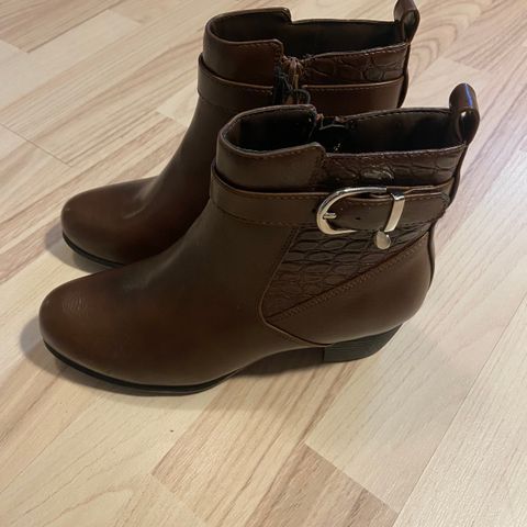 Damesko str 37 boots/skoletter - NYE