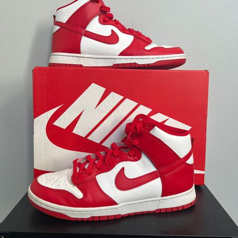 Dunk High Uni-Red