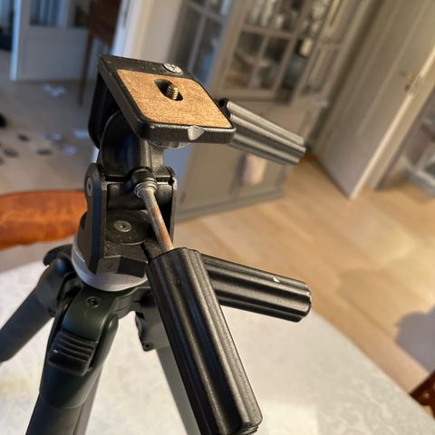 Manfrotto kamerastativ med solid 3 veis hode.