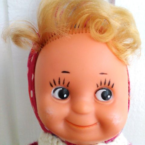 Vintage/retro: Gammel søt stoff dukke med hjemmestrikka dukkeklær på.