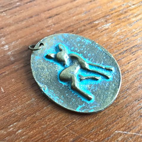 Vakker tung vintage medaljong anheng i patinert messing med to motiver