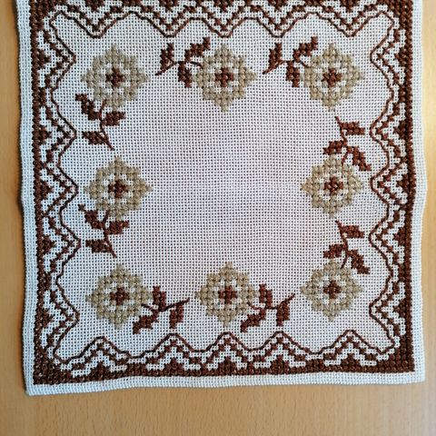 Liten brodert brikke i beige, brunt og gull