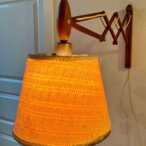 Flott, vintage Le Klint sakselampe i teak