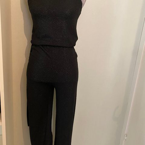 svart buksedrakt/jumpsuit  med glitter str xs