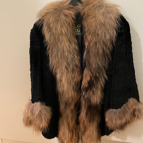Nydelig jakke med ekte pels