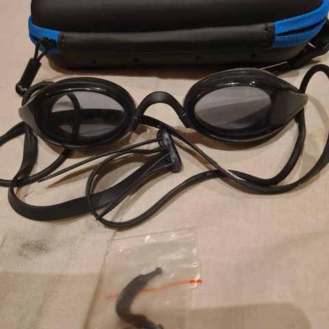 Svært lite brukt svømmebriller