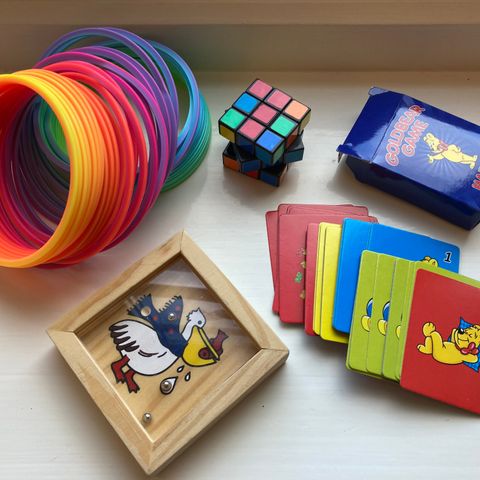 Leker - julekalendergaver - spill, kortstokk, fargerik spiral og Rubiks kube