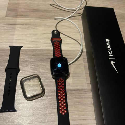 Dele smartklokke Apple Watch 6 Nike edition 44 mm