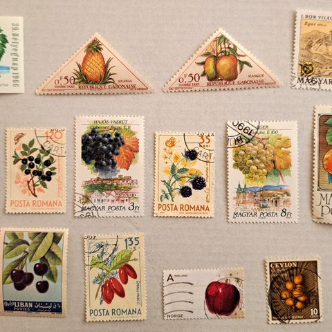 FRUKT og BÆR. 16 forskjellige frimerker med frukt og bær.