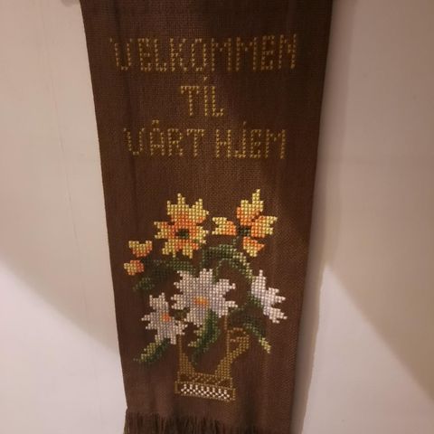 Brodert bilde  med tekst og oppheng.