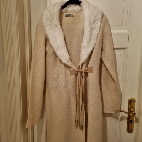 Vakker ull jakke med skinnkrave