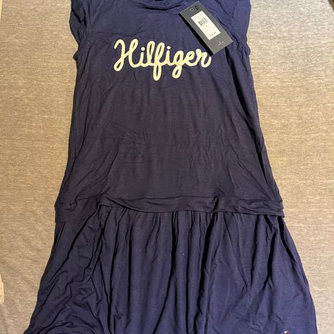 Ny Tommy Hilfiger kjole str 6 år