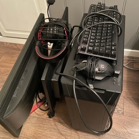 PC, en skjerm, tastatur og mus