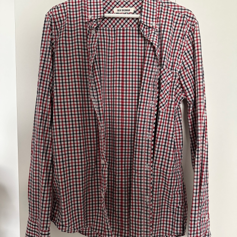 Ben Sherman skjorte (SIGNATURE LONG-SLEEVE HOUSE CHECK SHIRT - RED)