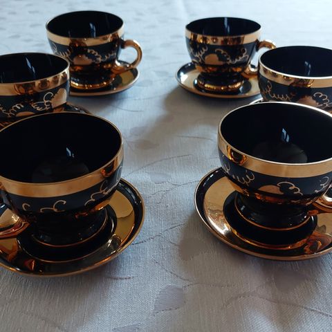 Svart glass - kopper med gull dekor