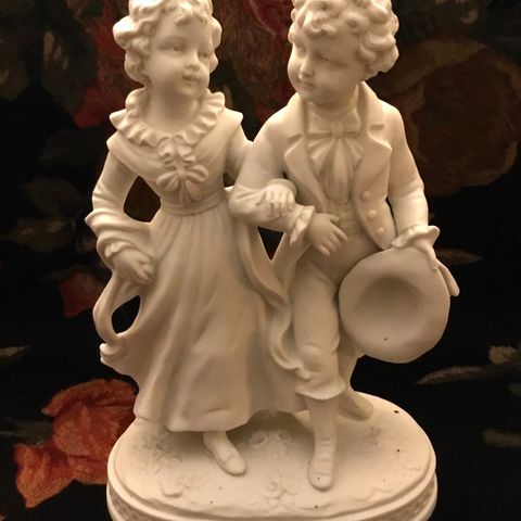 Antikk uglasert biscuit porselensfigurine ‘Rudolstadt Volkstedt’ 1900talls