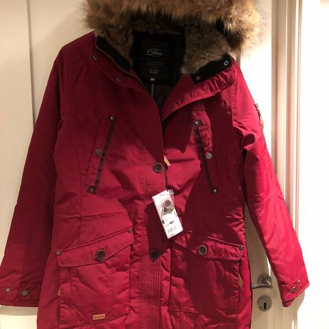 Ny Parkas RONJA fra Five Seasons i burgunderfarge med fine detaljer