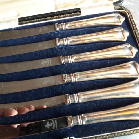 Seks engelske smørkniver med skaft i sølv