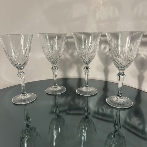 6 franske  strøkne rødvinsglass og 6 longdrink. Cristal de Flandre