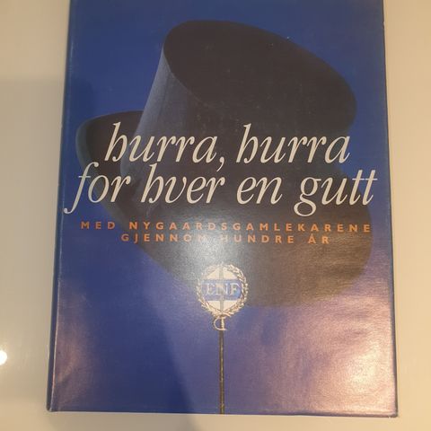 Hurra, hurra for hver en gutt. Med gamlekarene gjennom hundre  år.