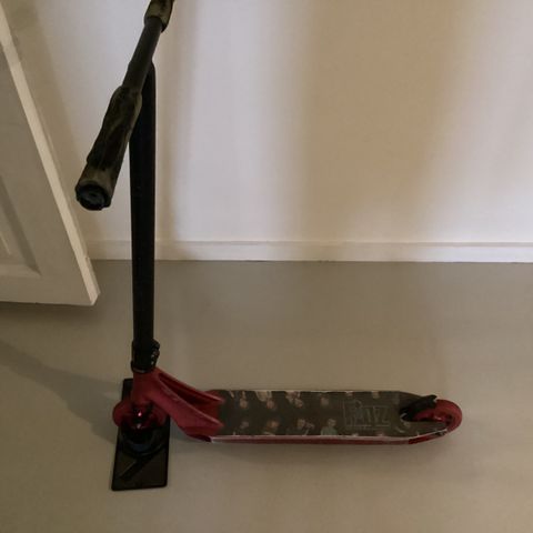 Trikse sparkesykkel, høyde 85. og skateboard