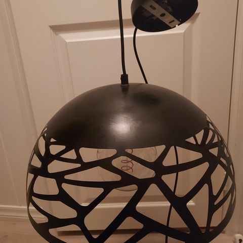 Svart taklampe 400kr